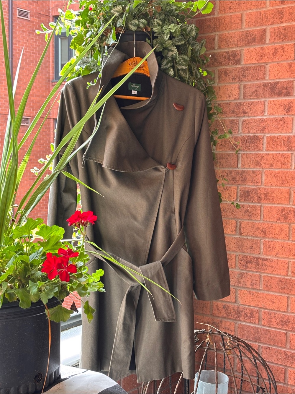 Sustainable Luxury Meets Architectural Design #ElroyTrench #WeatherResistant 🇨🇦